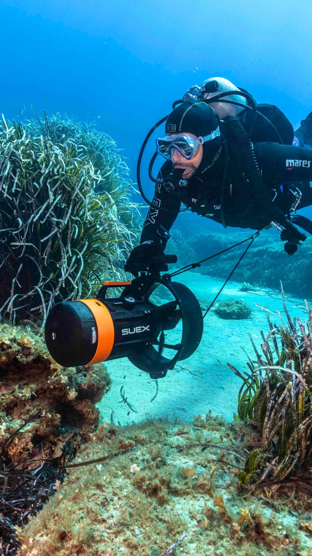 Taucher mit SUEX DPV über einer Posidonia-Wiese
