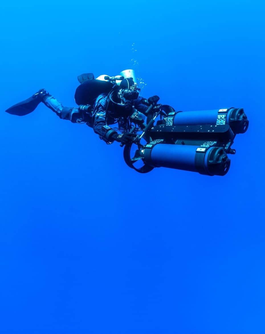 Subacqueo in navigazione con due DPV Goldfinder accoppiati col Frame Gemini
