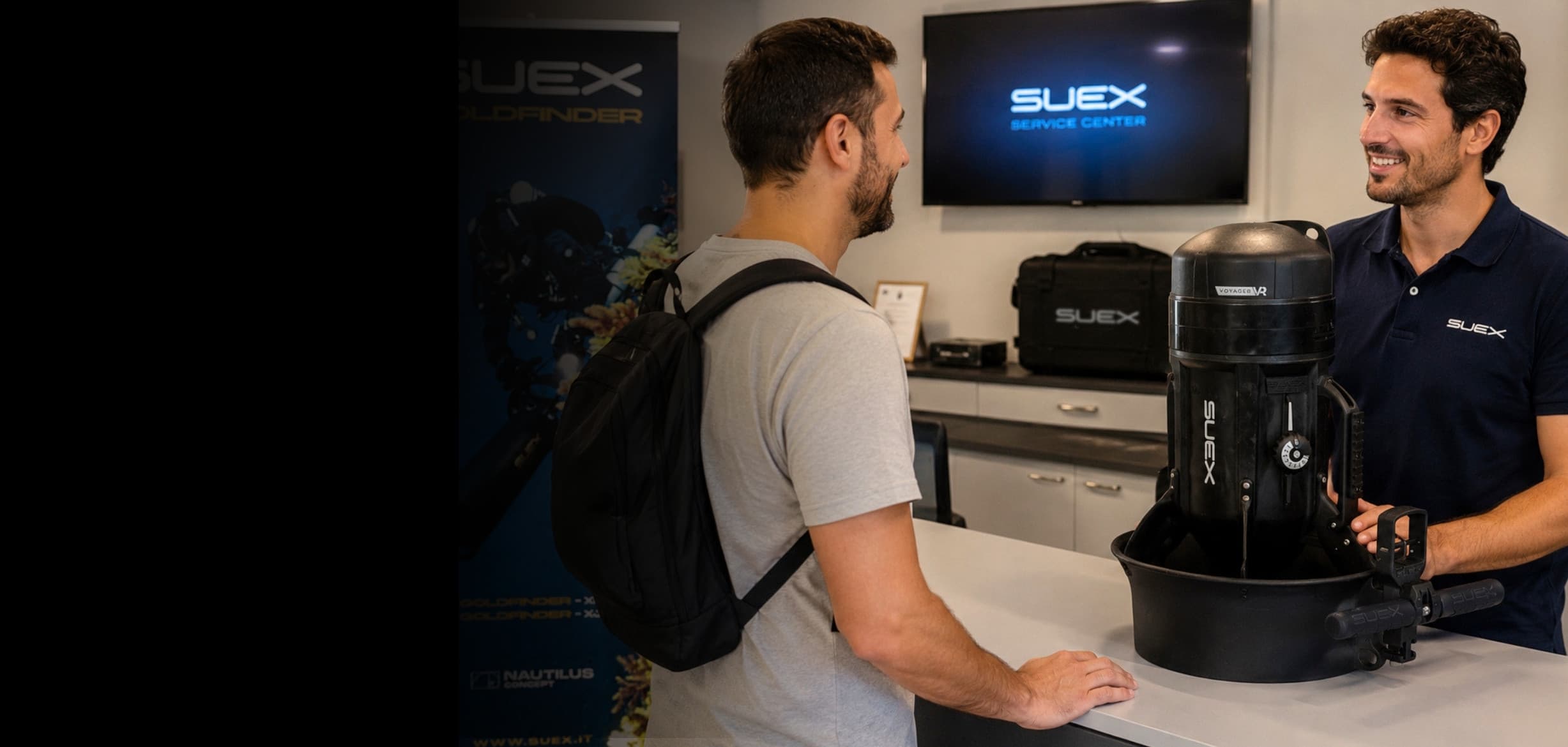 Kunde und Techniker am Tresen eines SUEX Service Centers