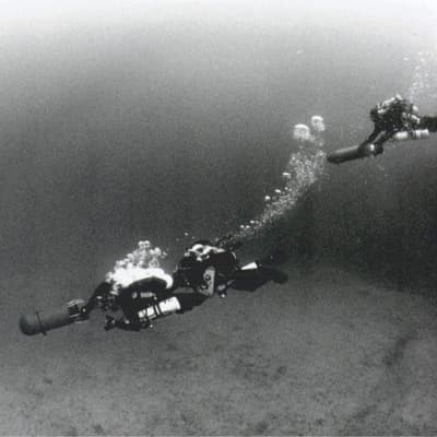 Archivfoto: zwei Taucher mit SUEX DPV unter Wasser
