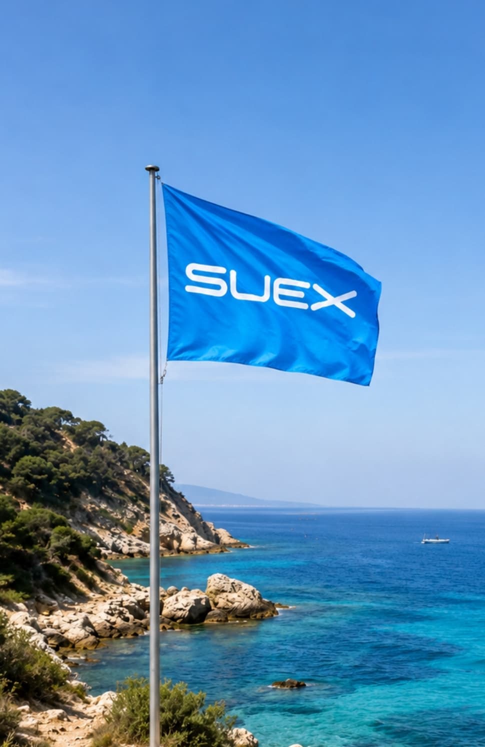 SUEX Flagge über einer Bucht im Mittelmeer