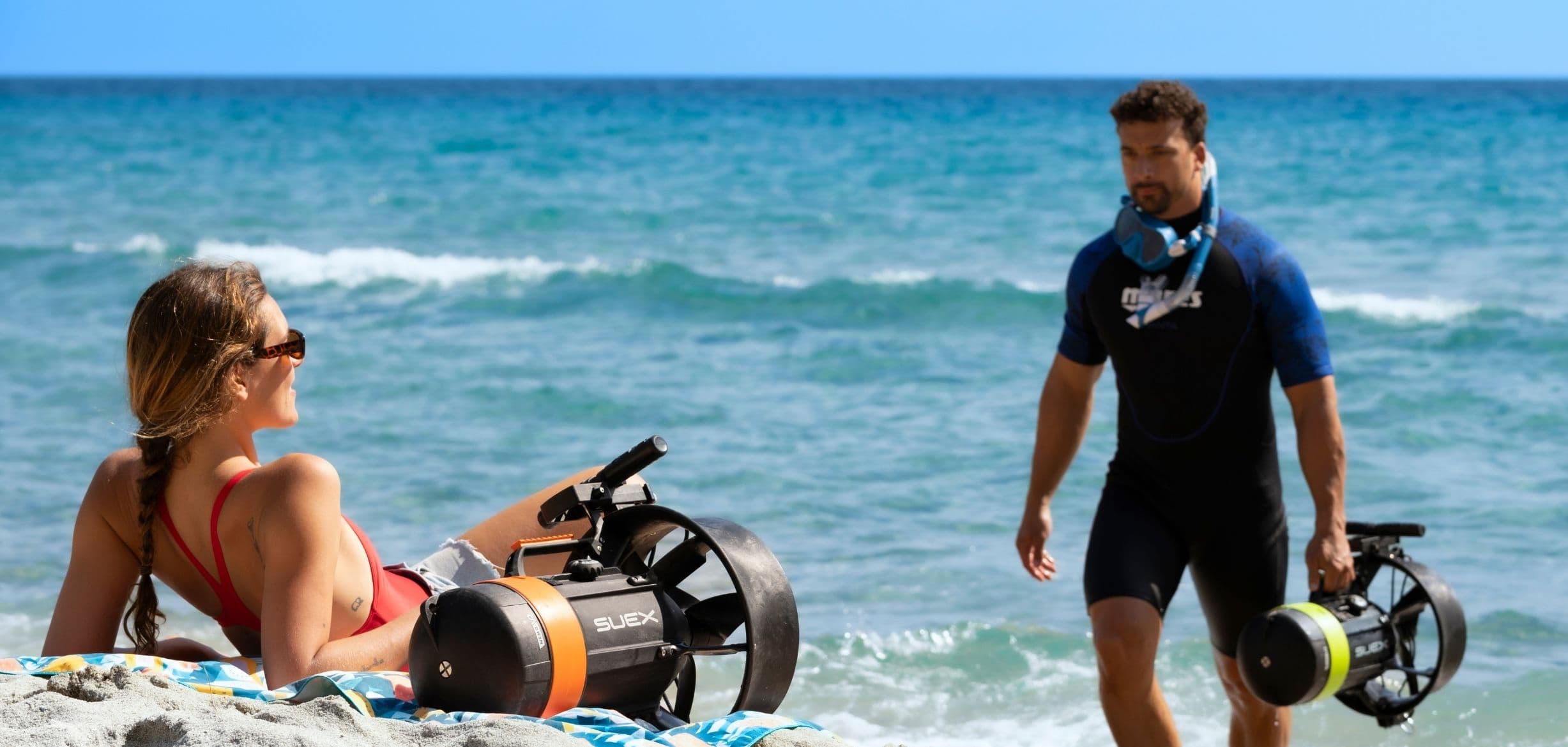 Paar am Strand mit zwei DPV der VR Series
