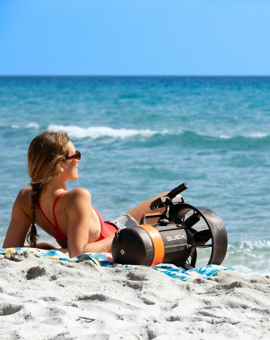 Paar am Strand mit zwei DPV der VR Series