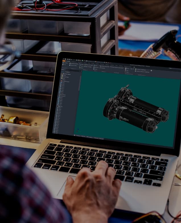 Konstrukteur am Rechner mit dem 3D-CAD-Modell eines SUEX DPV